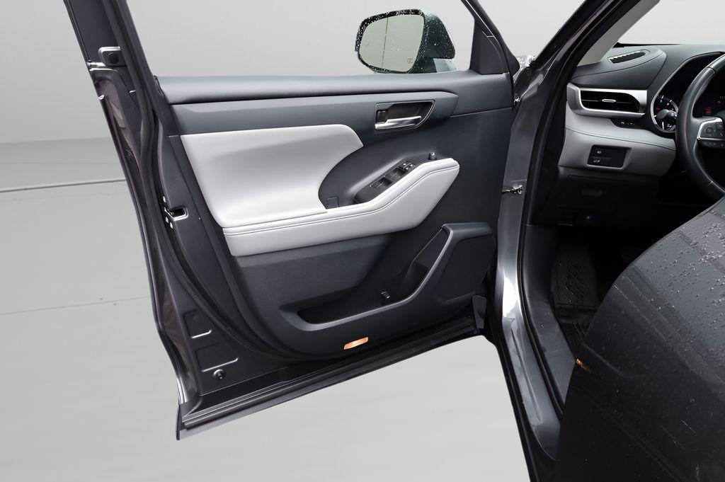 used 2021 Toyota Highlander car, priced at $34,925