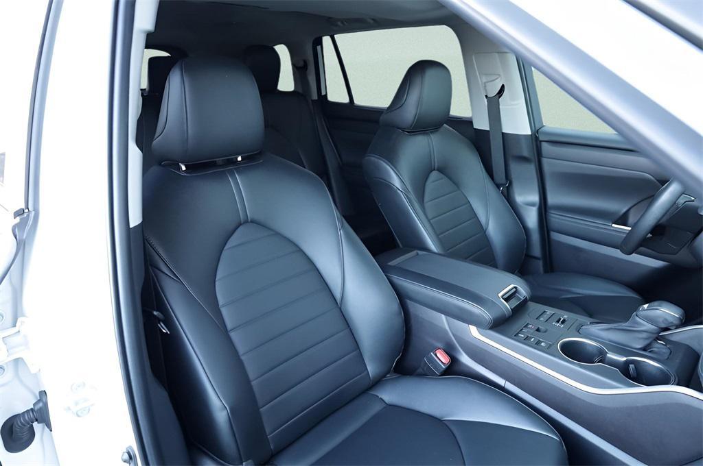 used 2023 Toyota Highlander car, priced at $36,925