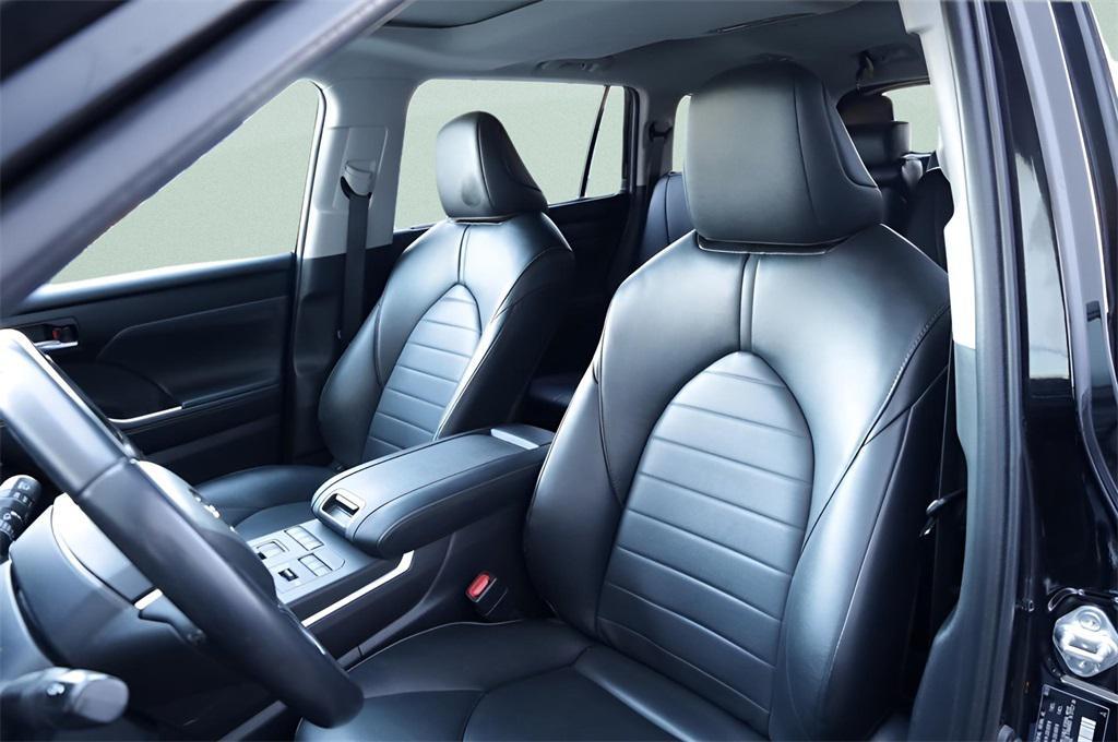 used 2022 Toyota Highlander car, priced at $37,525