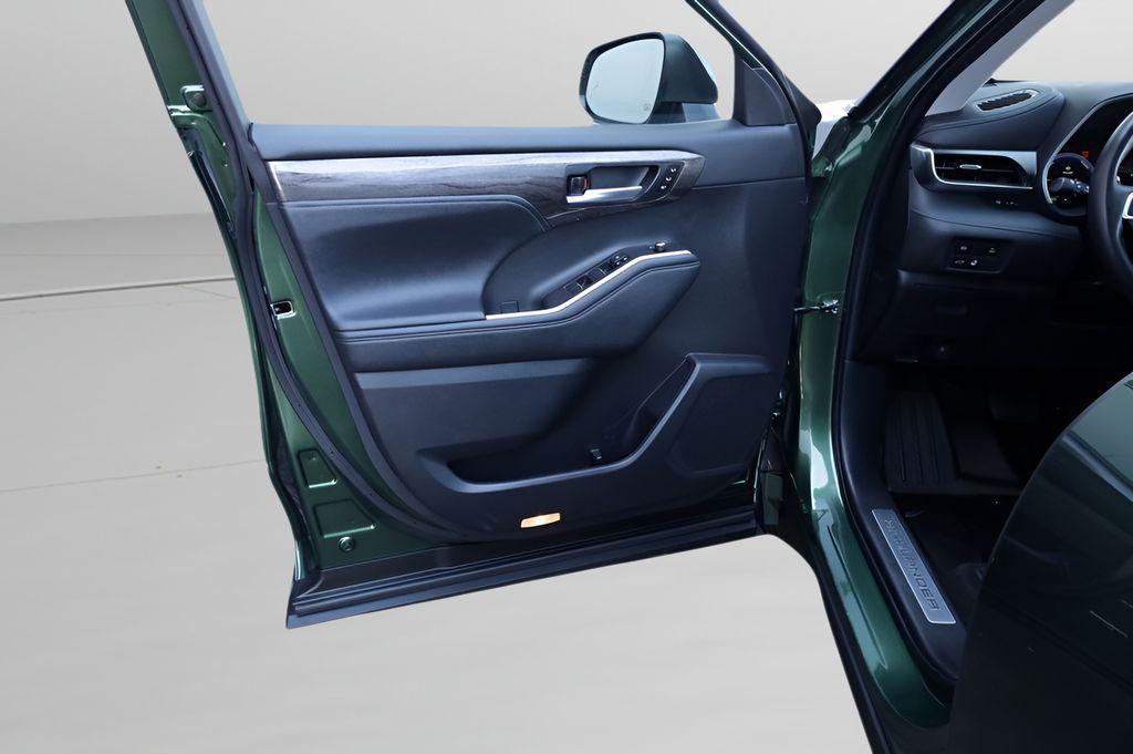 used 2023 Toyota Highlander Hybrid car, priced at $44,925