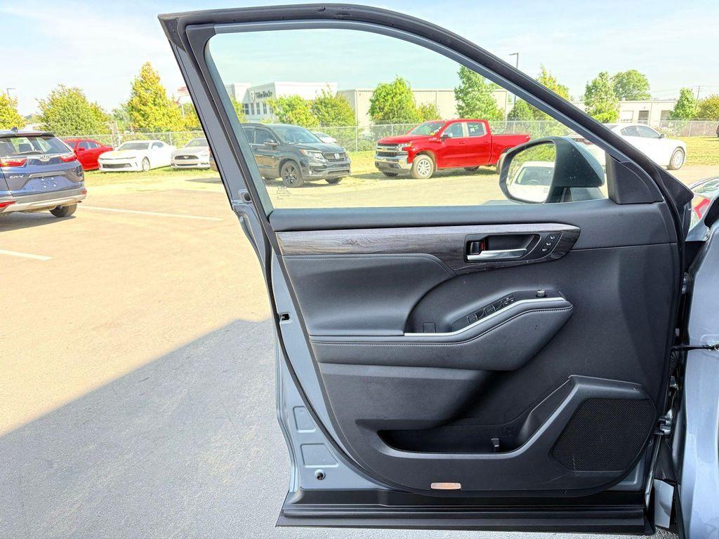 used 2022 Toyota Highlander car, priced at $31,191