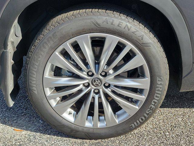 used 2024 Toyota Highlander car, priced at $43,622