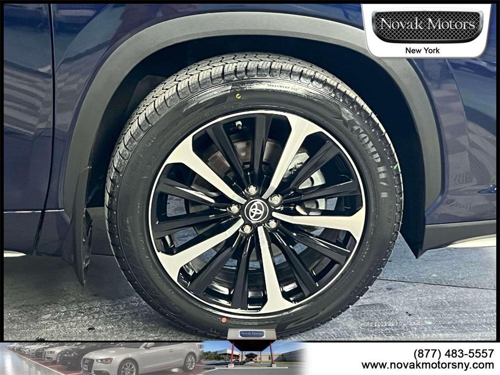 used 2022 Toyota Highlander car, priced at $37,890