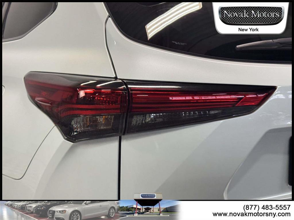 used 2022 Toyota Highlander car, priced at $35,595