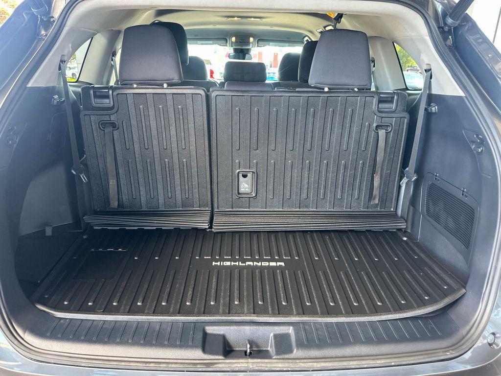 used 2023 Toyota Highlander car, priced at $36,999