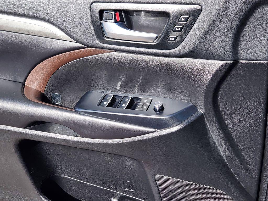 used 2019 Toyota Highlander car, priced at $25,549