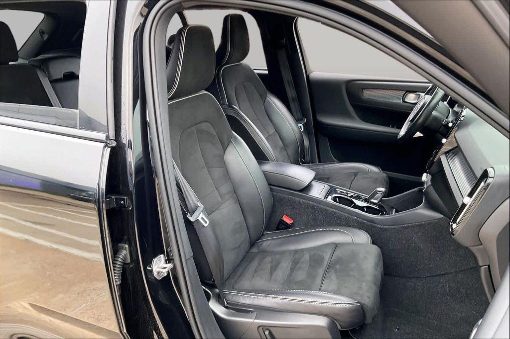 used 2021 Volvo XC40 car, priced at $25,399