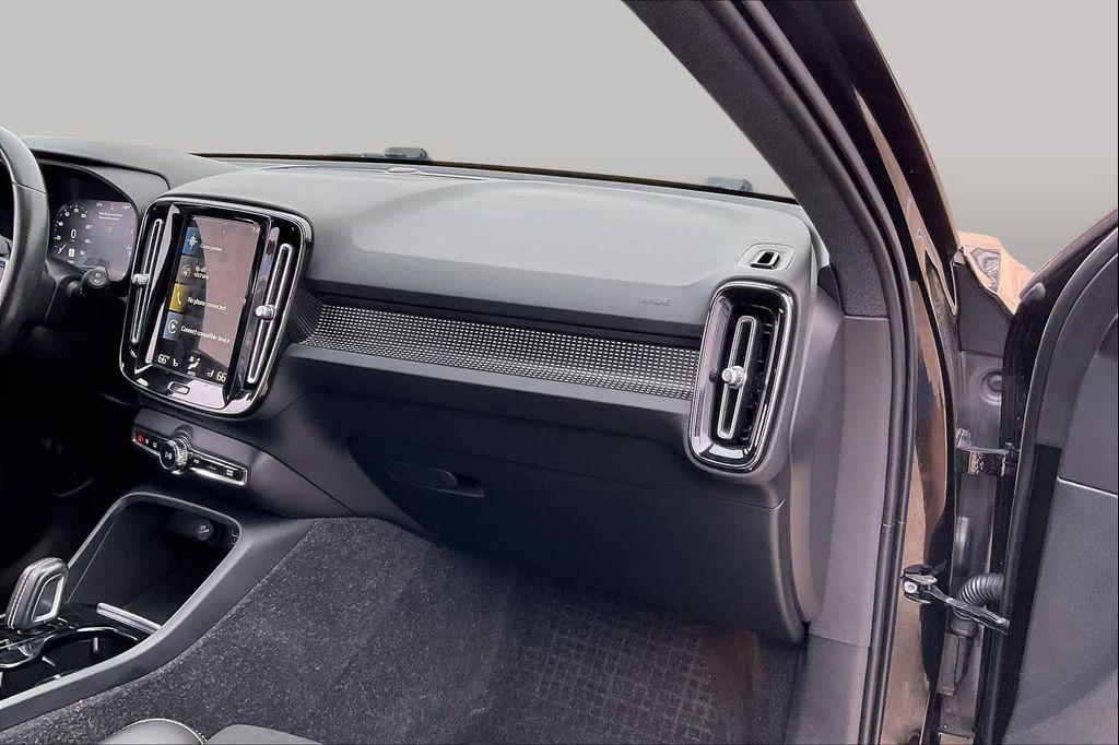 used 2021 Volvo XC40 car, priced at $25,399