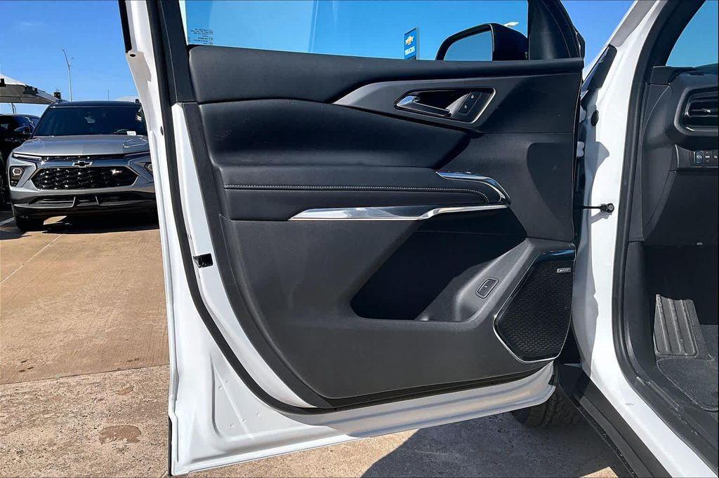 new 2026 Chevrolet Traverse car, priced at $47,605