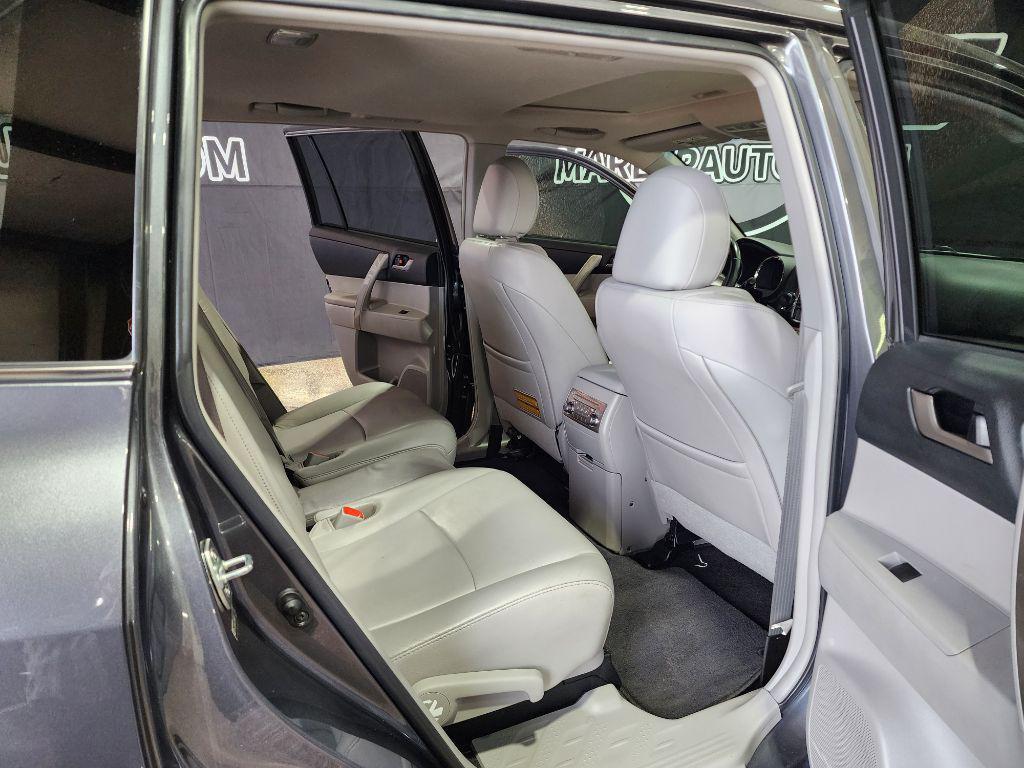 used 2013 Toyota Highlander car, priced at $11,990