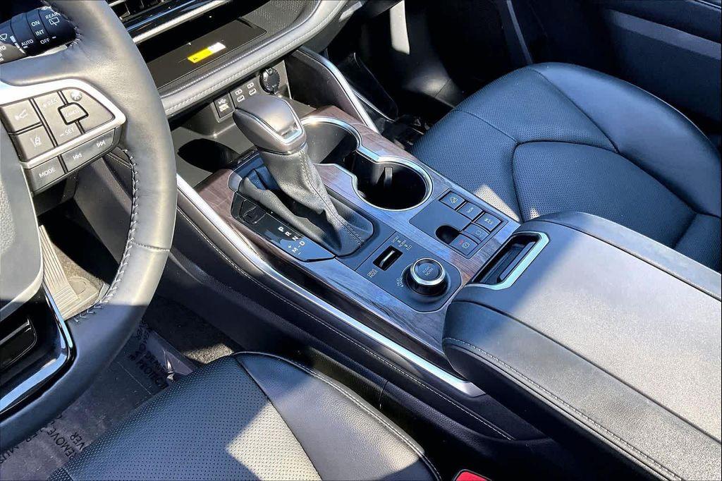 used 2024 Toyota Highlander car, priced at $43,162
