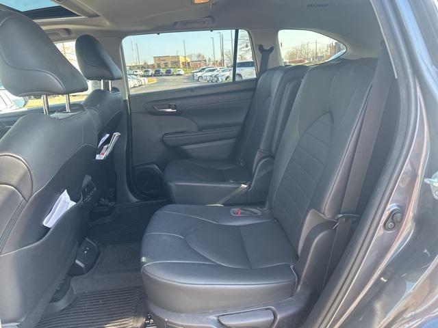 used 2020 Toyota Highlander Hybrid car, priced at $31,000