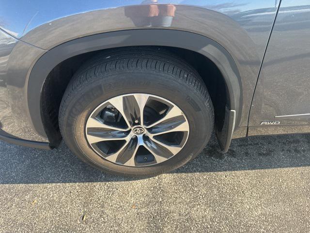 used 2020 Toyota Highlander Hybrid car, priced at $31,000