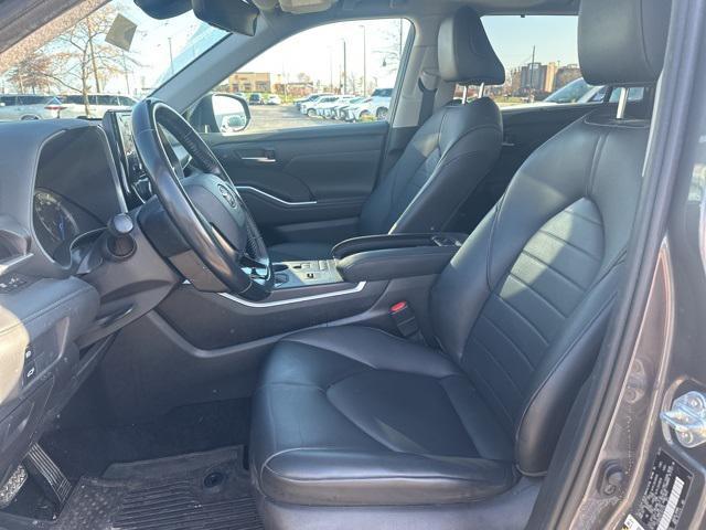 used 2020 Toyota Highlander Hybrid car, priced at $31,000