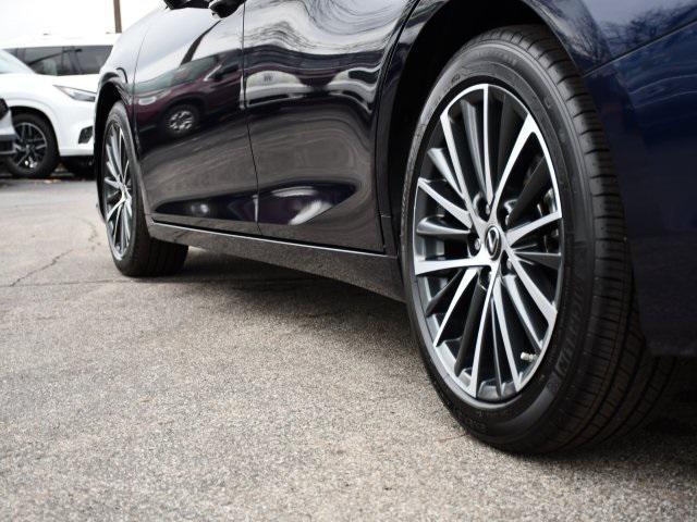 used 2025 Lexus ES 300h car, priced at $45,000