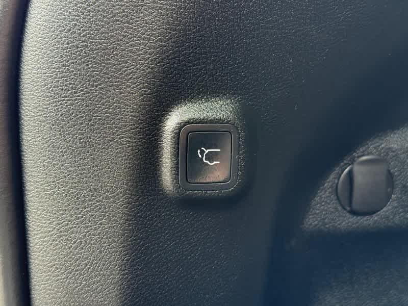 used 2023 Jeep Cherokee car, priced at $28,034