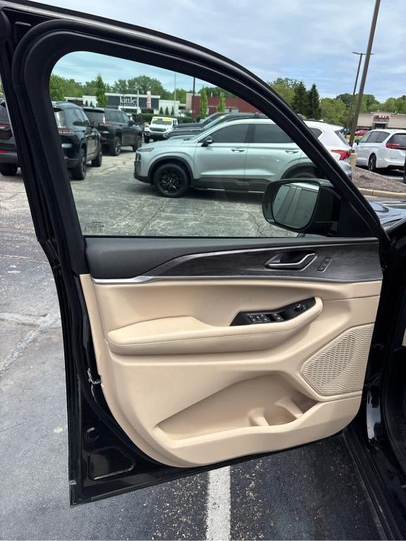 used 2025 Jeep Grand Cherokee car, priced at $39,988