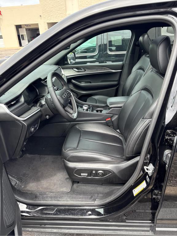 used 2025 Jeep Grand Cherokee car, priced at $39,988