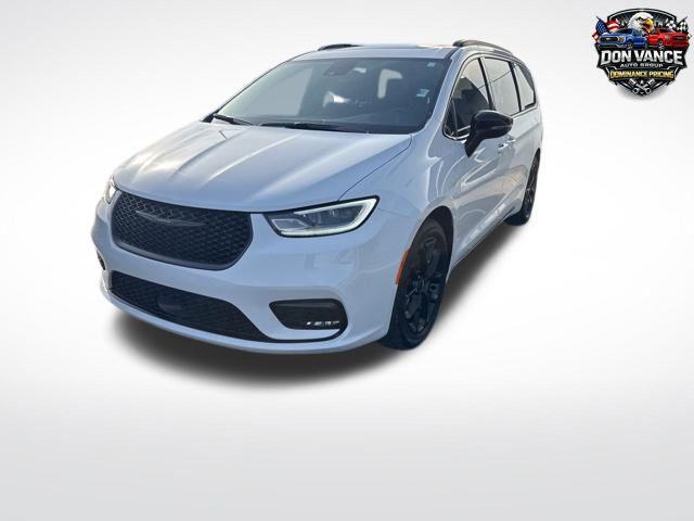 used 2025 Chrysler Pacifica car, priced at $33,230