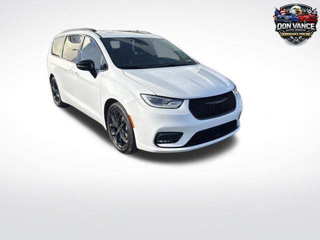 used 2025 Chrysler Pacifica car, priced at $33,230