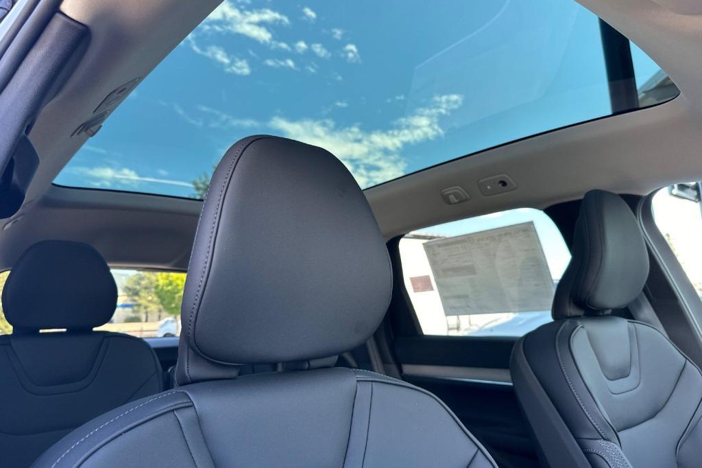 new 2025 Volvo EX90 car, priced at $95,245