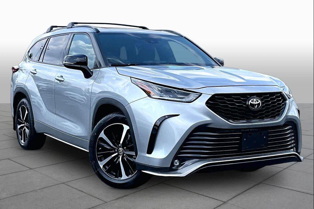 used 2022 Toyota Highlander car, priced at $37,299