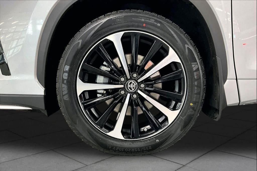 used 2022 Toyota Highlander car, priced at $37,299