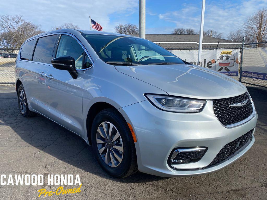 used 2024 Chrysler Pacifica Hybrid car, priced at $28,542