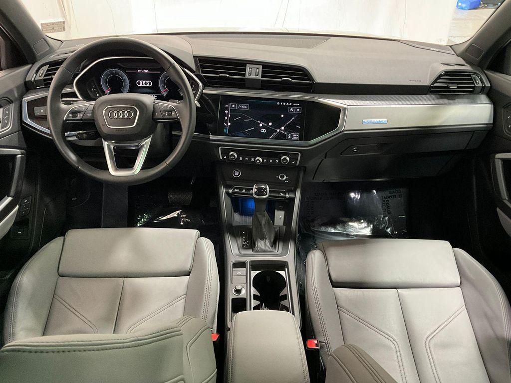 Audi Q3 view 15