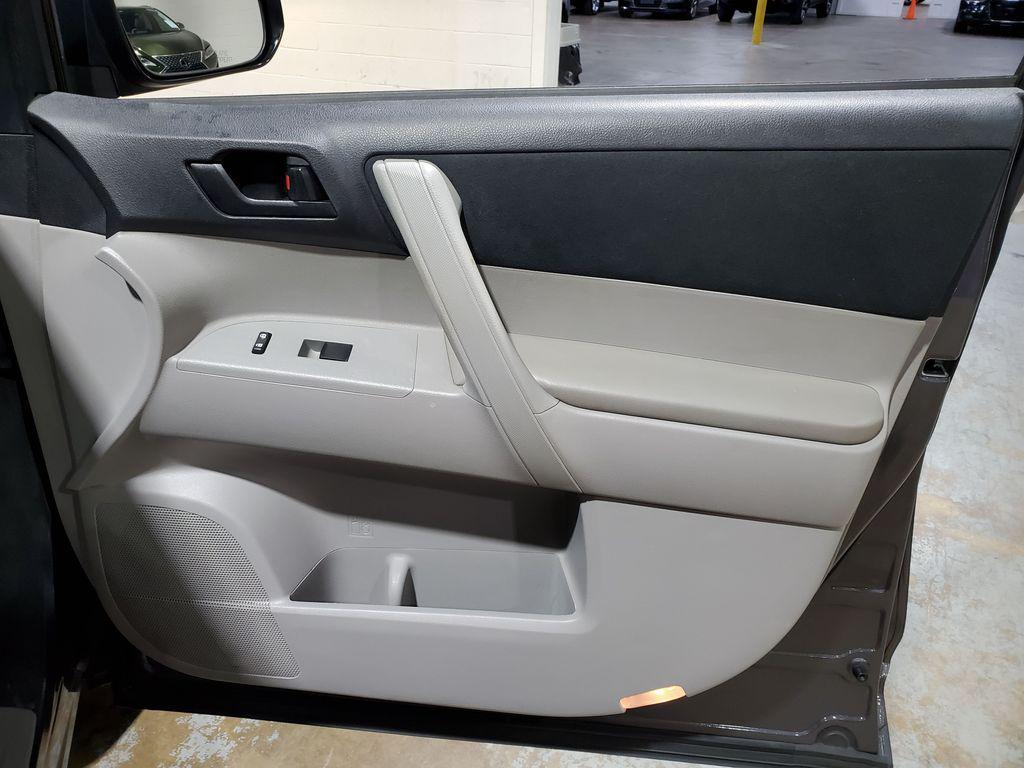 used 2013 Toyota Highlander car, priced at $11,989