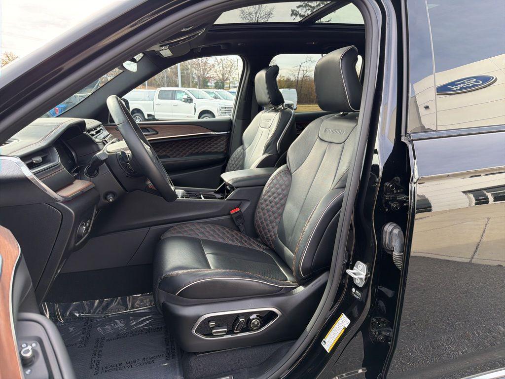 used 2025 Jeep Grand Cherokee car, priced at $46,992