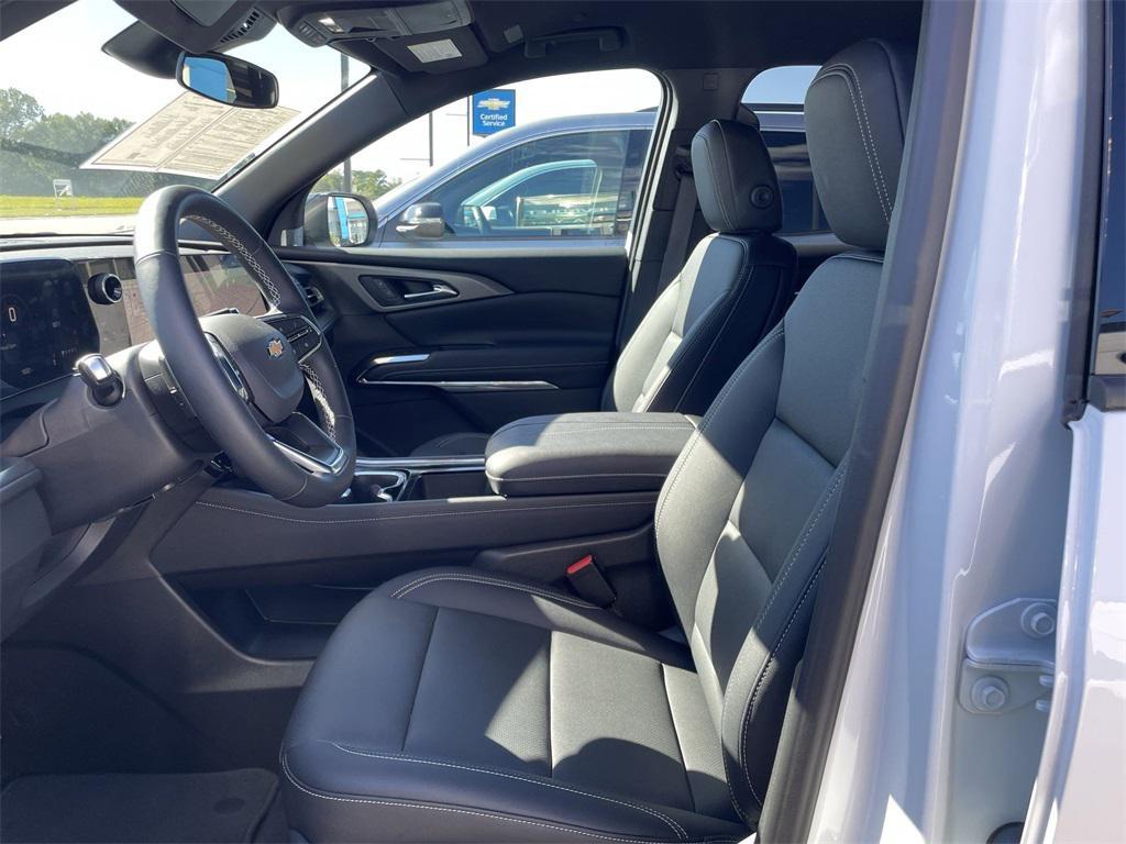 used 2025 Chevrolet Traverse car, priced at $41,850