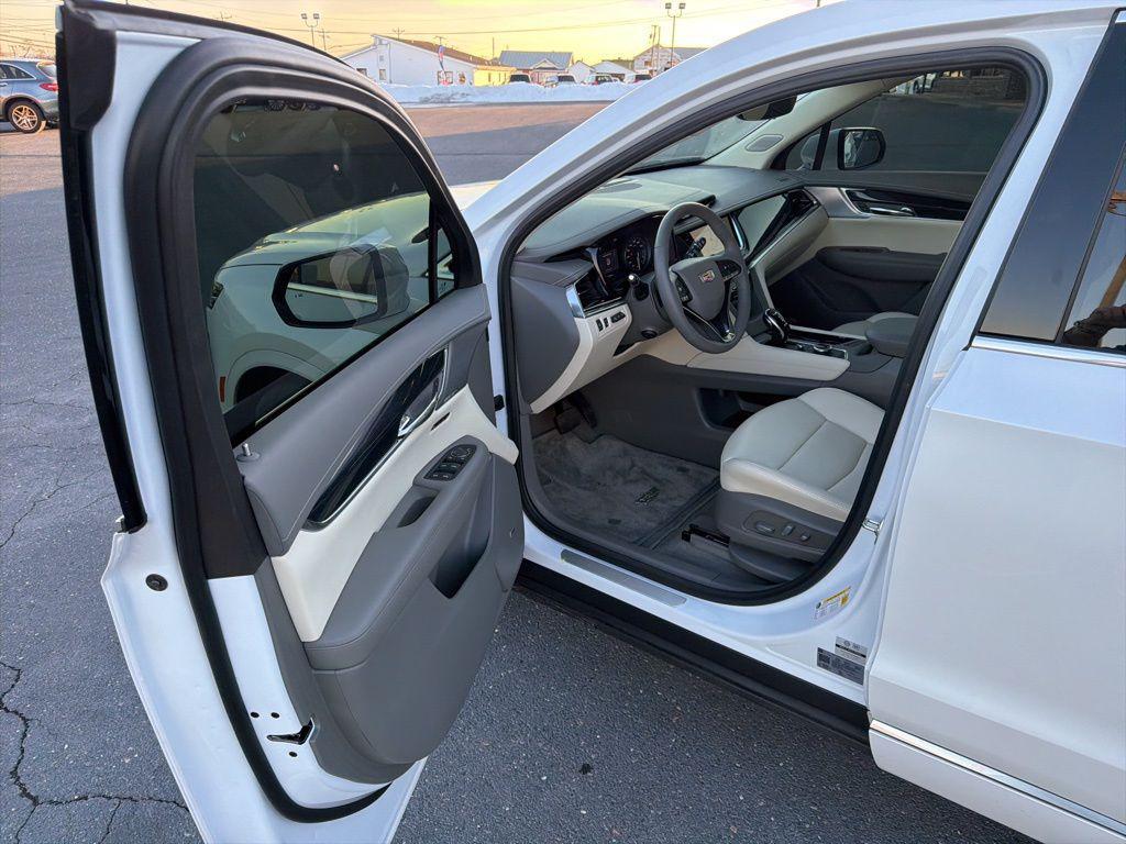 used 2024 Cadillac XT6 car, priced at $45,496