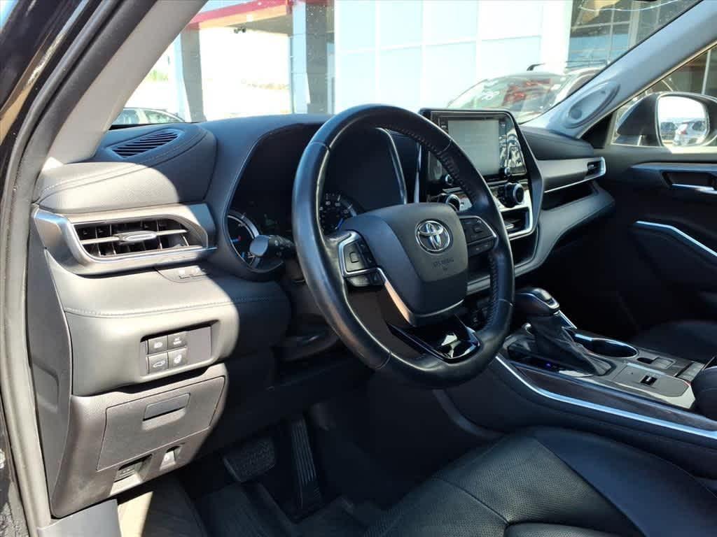 used 2020 Toyota Highlander Hybrid car, priced at $31,285