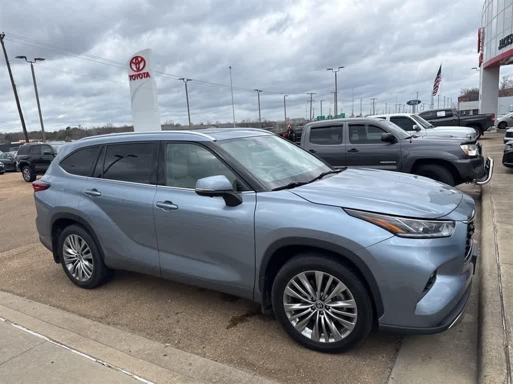 used 2023 Toyota Highlander Hybrid car, priced at $43,900