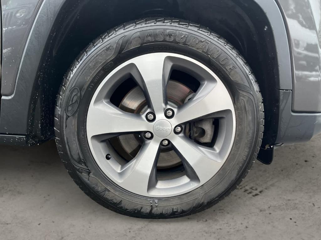 used 2020 Jeep Cherokee car, priced at $18,992