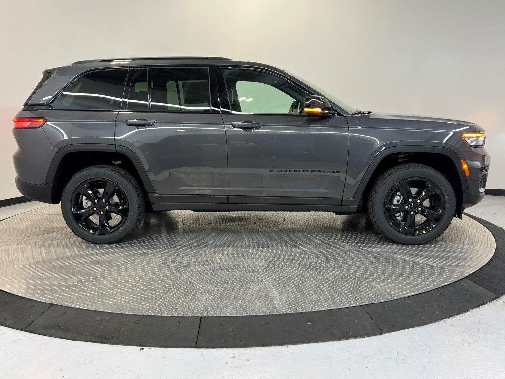 new 2025 Jeep Grand Cherokee car, priced at $40,840