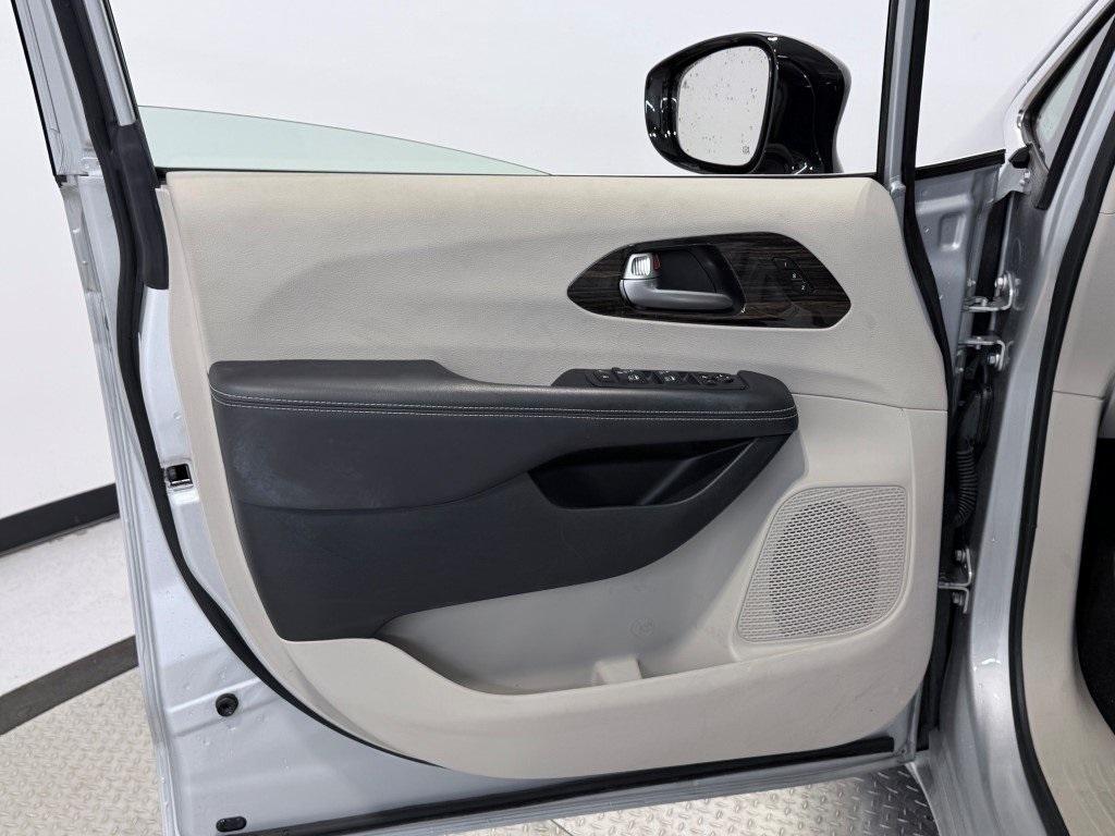 used 2024 Chrysler Pacifica car, priced at $36,000