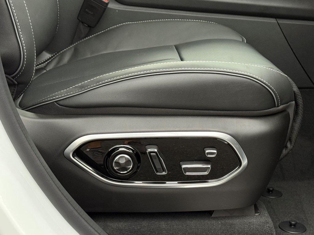 new 2025 Jeep Grand Cherokee car, priced at $54,700