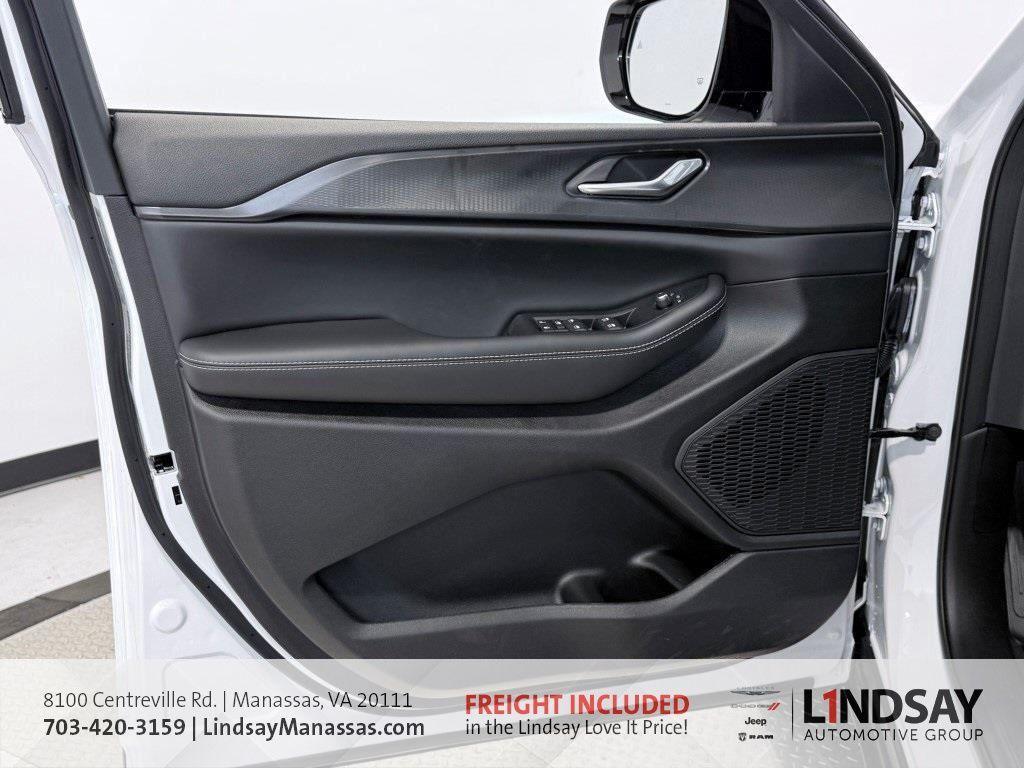 new 2025 Jeep Grand Cherokee car, priced at $38,320