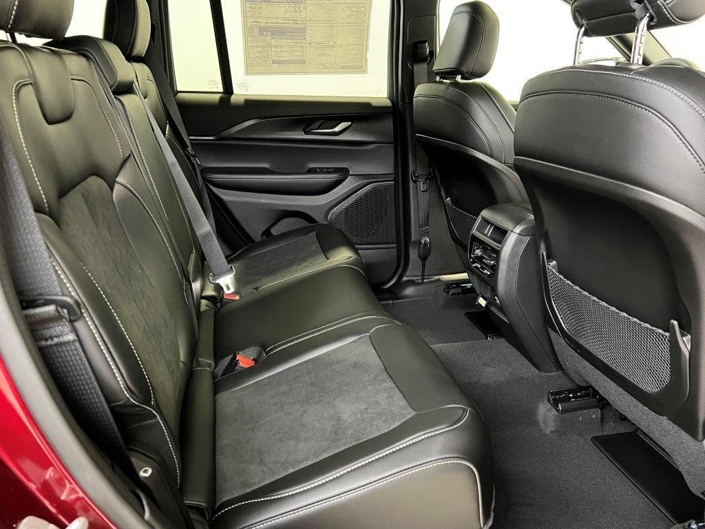 new 2025 Jeep Grand Cherokee car, priced at $40,252