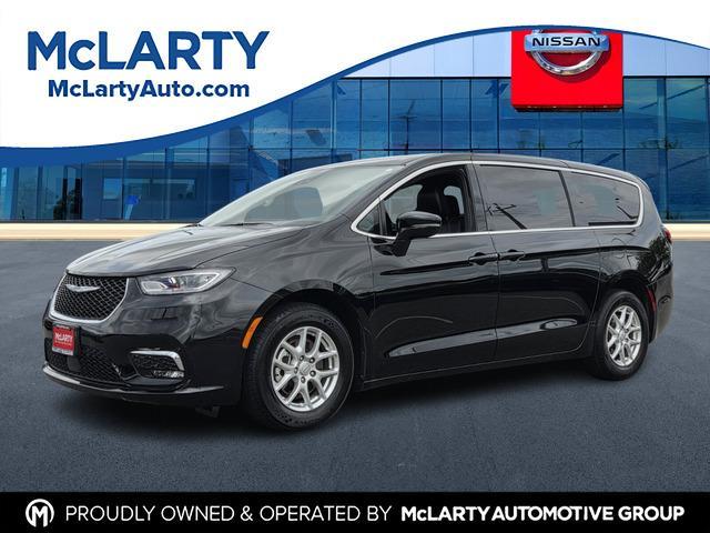 used 2025 Chrysler Pacifica car, priced at $27,009