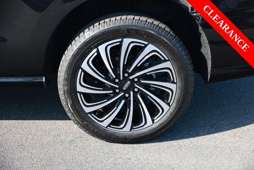 used 2025 Lincoln Navigator car, priced at $99,212