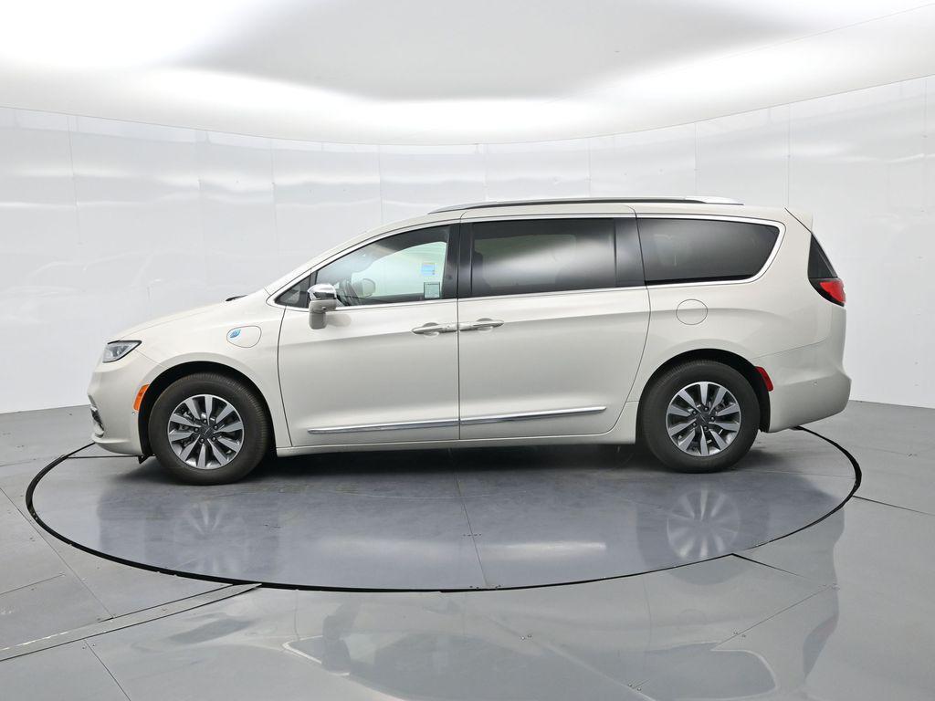 used 2021 Chrysler Pacifica Hybrid car, priced at $25,621