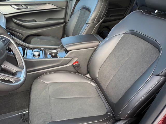 new 2025 Jeep Grand Cherokee car, priced at $45,987