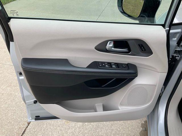 used 2024 Chrysler Pacifica car, priced at $26,500