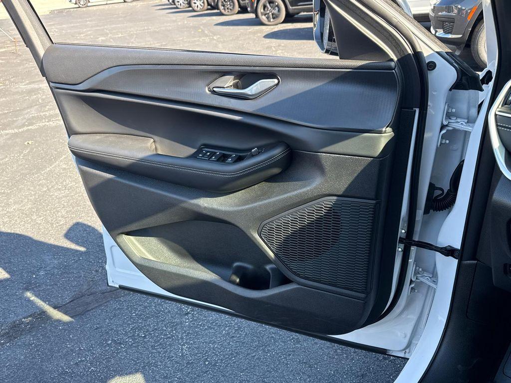 new 2025 Jeep Grand Cherokee car, priced at $33,988