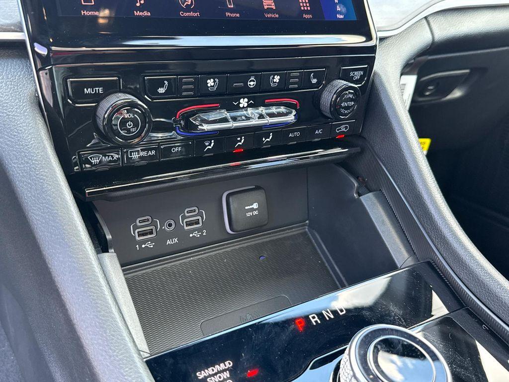 new 2025 Jeep Grand Cherokee car, priced at $40,988