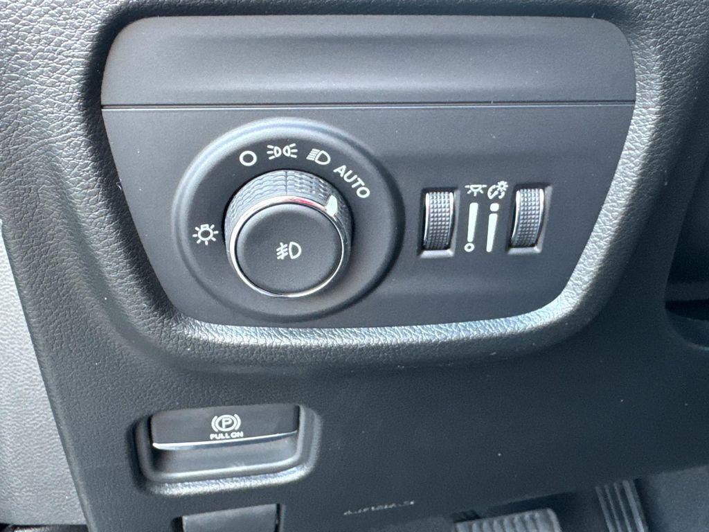 new 2025 Jeep Grand Cherokee car, priced at $40,988