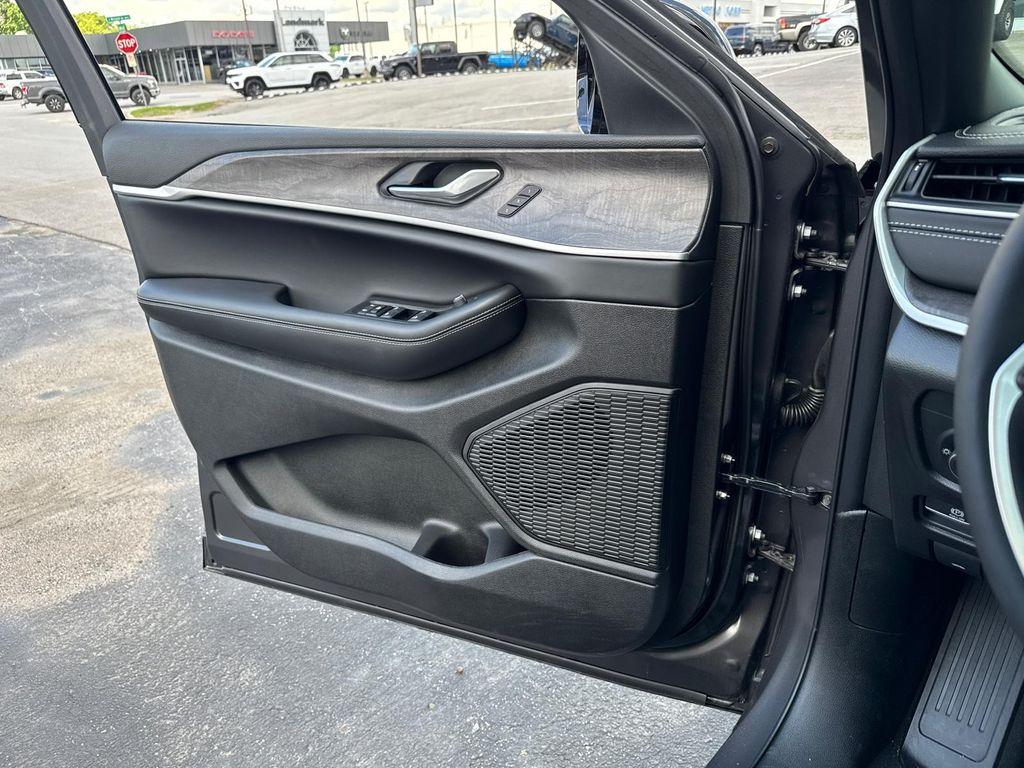 new 2025 Jeep Grand Cherokee car, priced at $40,988